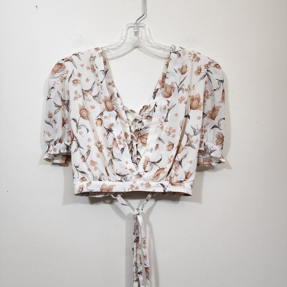 Bacio v-neck front lace up back cropped short sleeve floral blouse womans size L